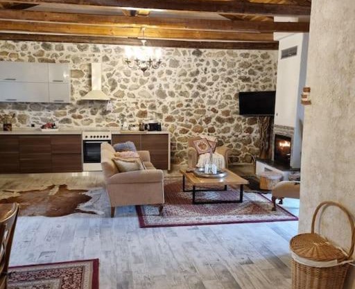 Stone House - Πέτρινο Σαλέ