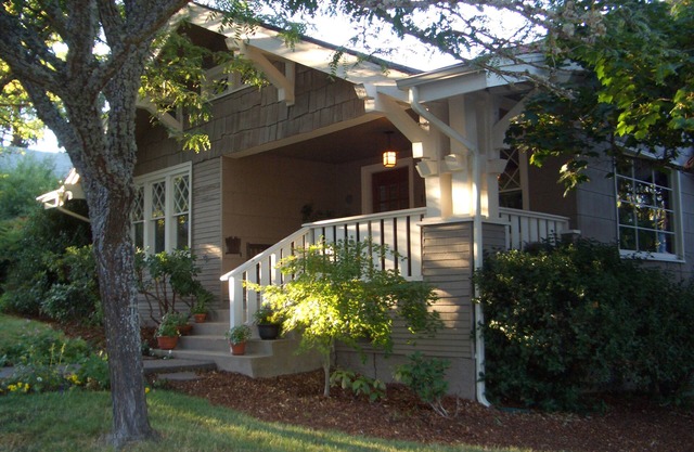 Stone's Throw Bungalow ~ Walk to Plays, Licensed/Legal, Private Entrance, Garden