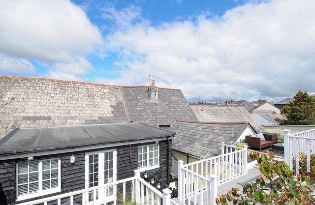 STONE'S THROW COTTAGE, pet friendly, with open fire in Launceston