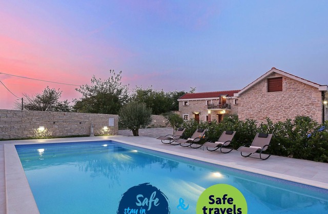 Stone villa Tereza, 4 bedroom, table tennis, playground for kids, pool