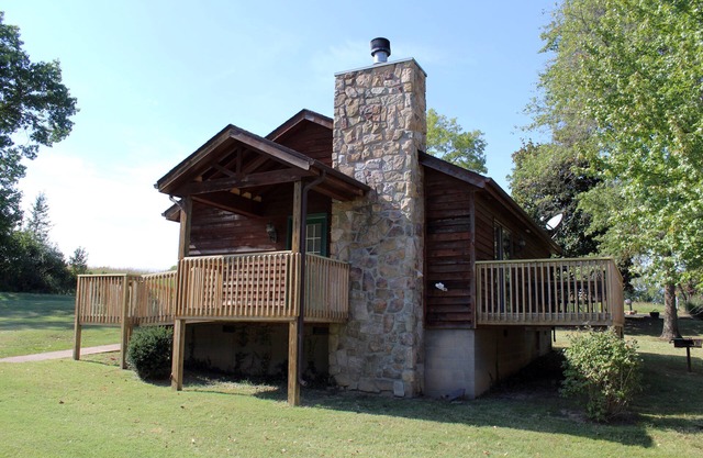 Stones Throw from Giant City Park, Wineries, Hiking, Biking, Hunting and more.