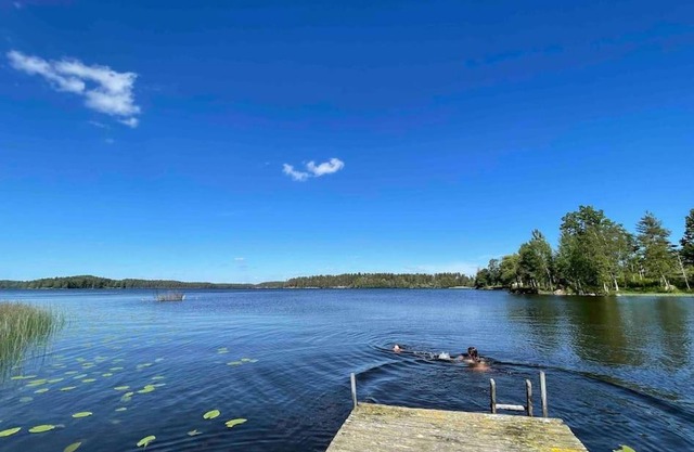 Stort hus med trädgård - sjötomt med egen båt
