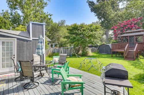 Stroll, Shop and Dine Cozy Colonial Beach Bungalow