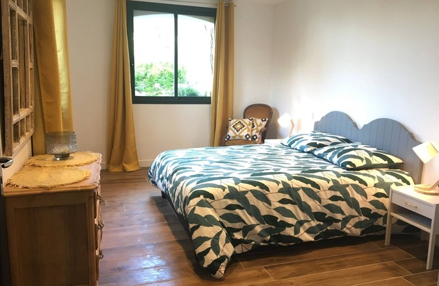 Studio 30m2 air-conditioned private enclosed parking garden access 10 minutes from the beach