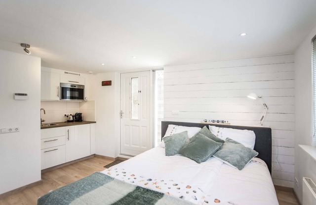 Studio 4 u with private parking