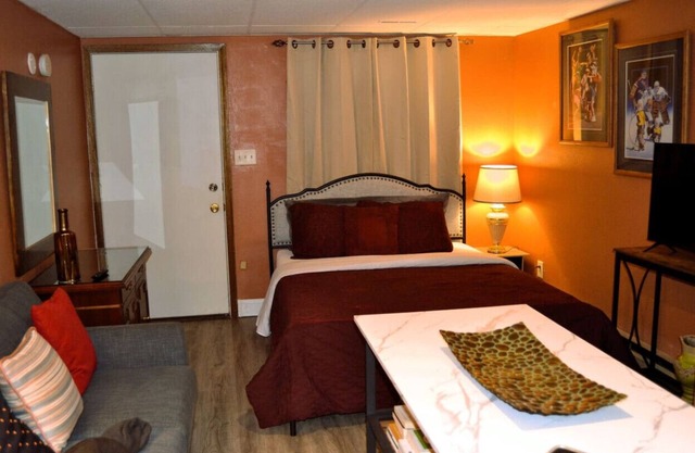 Studio 7 : charming Studio Apartment by Riverside Park in Grand Forks, ND