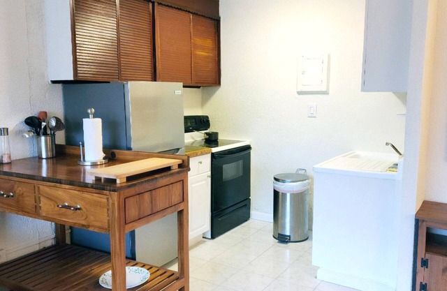 Studio Apartment on Tree-lined Street 2 minutes from Railroad and Restaurants