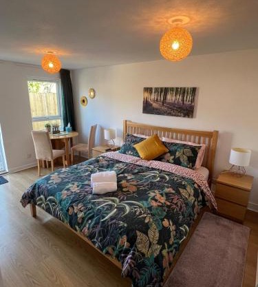 Studio Apartment with spacious garden in Carterton