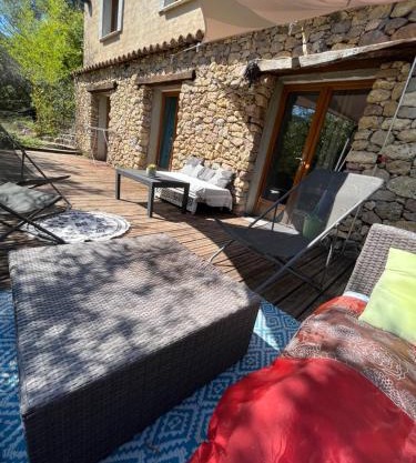 Studio Bas de villa avec grande terrasse
