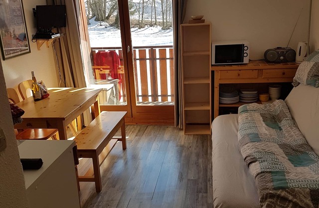Studio Flat, Sleeps 4. Doorstep skiing with spectacular views and location.