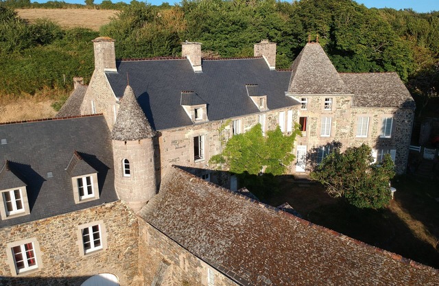 STUDIO IN MANOR HOUSE WITH SEA VIEW
