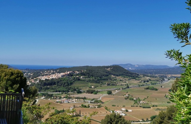 Studio in the ramparts of the village of Le Castellet, 10 minutes from the beach