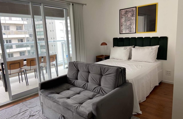 Studio on Rua Augusta with AC, pool and garage.