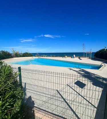 Studio pied dans l'eau - WIFI- Piscine