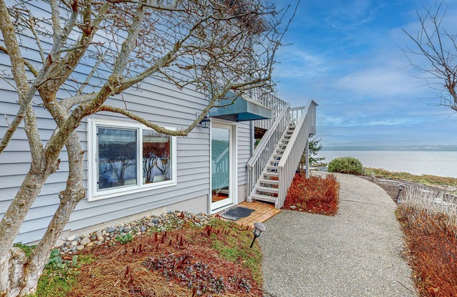 Studio retreat with kitchenette & stunning Sunset views - close to beaches