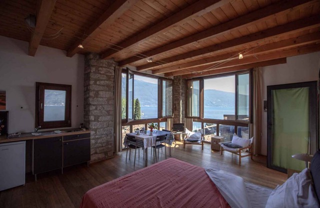 Studio rustically furnished, overlooking lake and with terrace