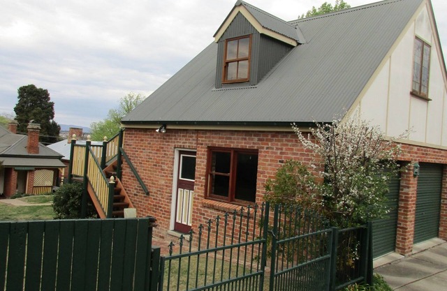 Studio. Upstairs small studio close to CBD