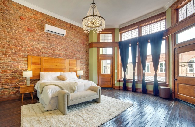 Studio w/Private Balcony in Downtown Marshall!