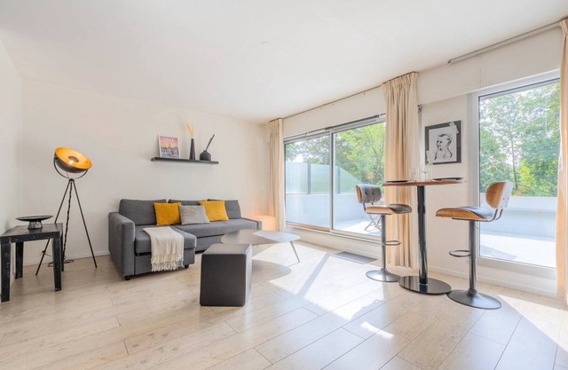 Studio with terrace near tramway + parking