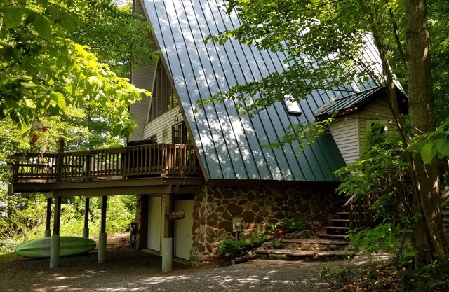 Stumble Beach - Quiet & Private 2-Acre Retreat on Lake Ontario