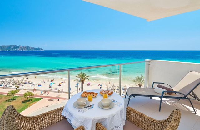STUNNING MODERN APARTMENT ON FRONT ROW OF THE BEACH. Wi-Fi & PRIVATE PARKING
