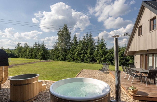Stunning private villa for 10 guests with WIFI, hot tub, TV, terrace, pets allowed and parking