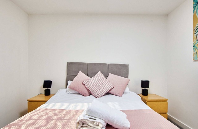 Stunning 2 Bed Apartment -Parking - Great Location