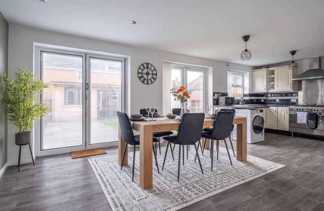 Stunning 3 bed 3 bath detached house l Pool Table l Private Parking l Fast WiFi