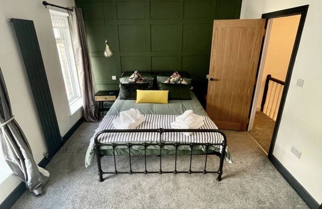 Stunning 4 bedroom house within 20 min drive from Swansea.