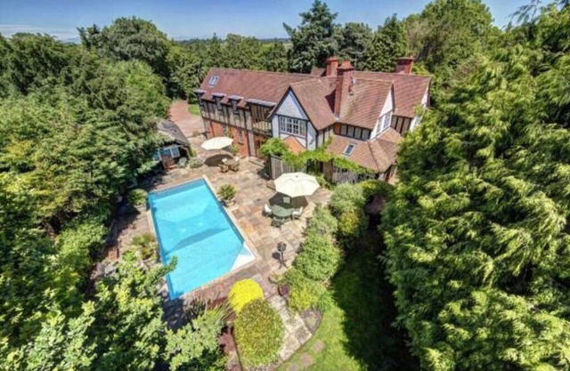 Stunning 8 bed property with pool! Pet friendly! Easy routes to london!