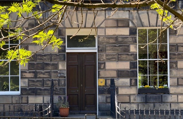 Stunning apartment with spectacular views 5 minutes walk from Princes Street