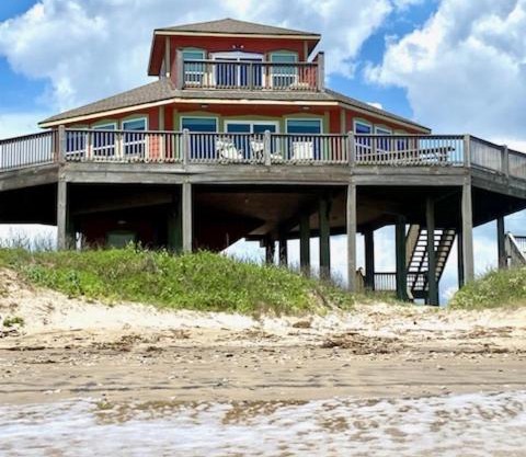 Stunning Beachfront 3 Bedroom Home, CoralMoonBeach