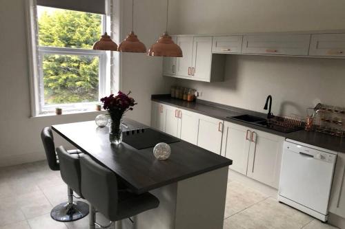 Stunning Bebington Maisonette - large private drive and entrance, good transport links