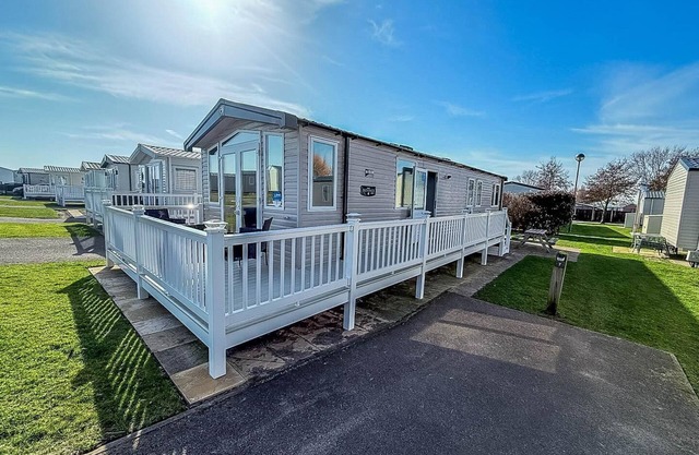 Stunning caravan with decking at Haven Hopton-on-Sea ref 80007L