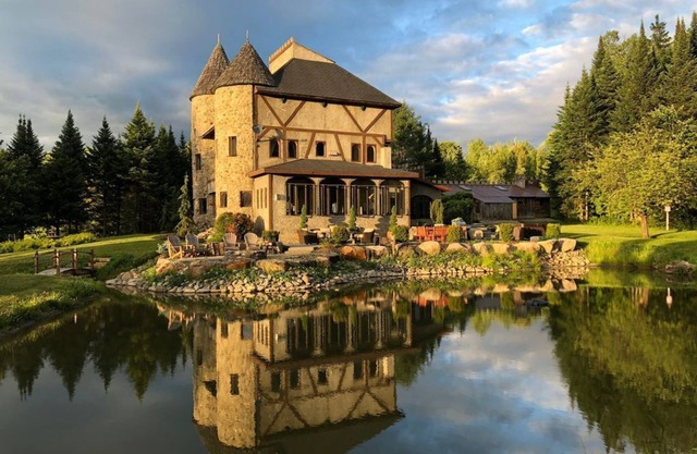 Stunning Castle w/ Hot tub, and Game Room