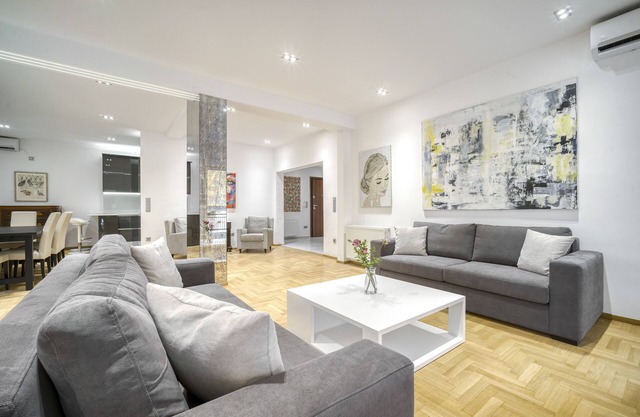 Stunning Central 180m2 4 Bedroom 3 Bath, Sleeps 12