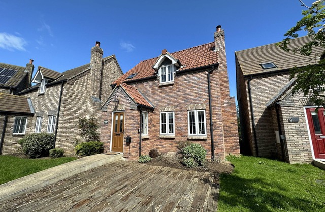 Stunning Coastal Cottage - Sleeping 5 in 2 Bedrooms - Pool and Beach Access Included.