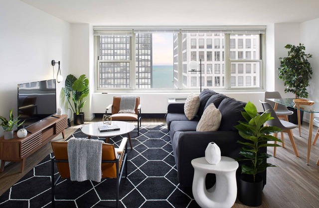 Stunning Corner 2BR in Streeterville | Roof Deck | Lake Views