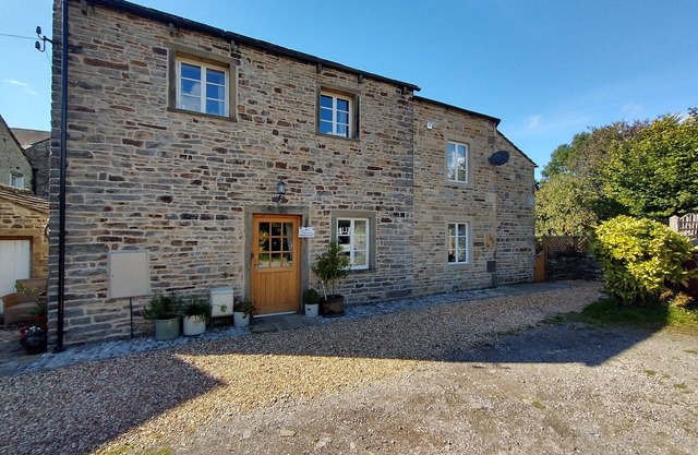 Stunning detached cottage, Gargrave centre, private garden & outdoor bath