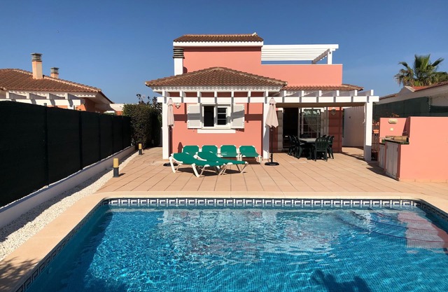STUNNING DETACHED VILLA WITH PRIVATE POOL, FREE WIFI, SMART TV AND AIR CON