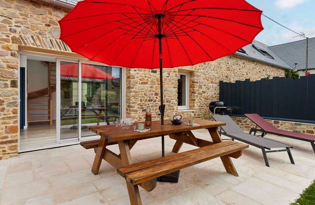 Stunning villa for 4 guests with WIFI, TV, terrace, pets allowed and parking