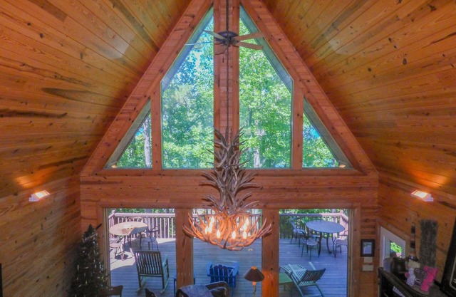 Stunning Greers Ferry Lakefront Home w/4 bedroom + 4 bathroom