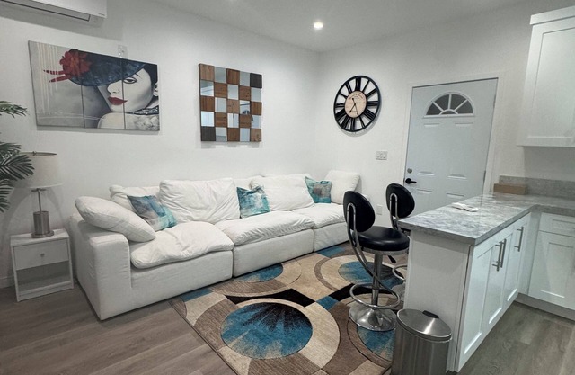 Stunning guest house in West Hills, California with 1 bedroom & 1 bathroom