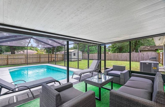 Stunning Heated Pool House Close to Tampa & Casino