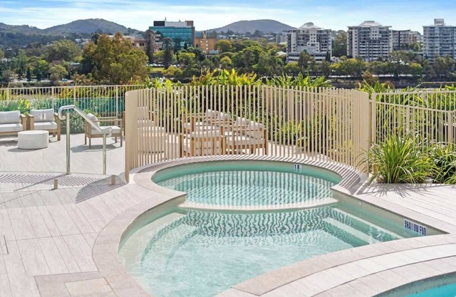 Stunning Helia Sanctuary - West End w parking and pool