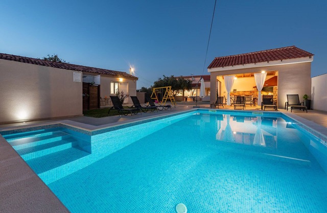 Stunning home in Galovac with kitchen