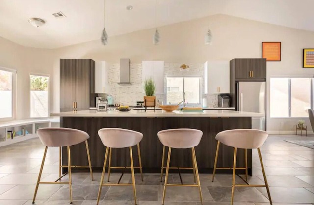 Stunning King bed home w/pool 10 min to Red Rock