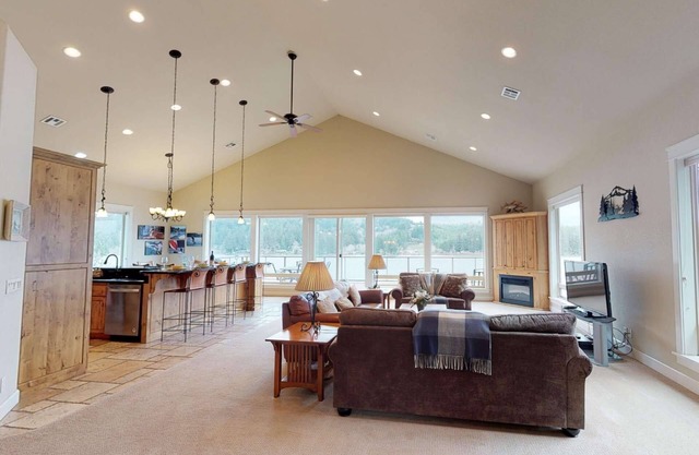 Stunning Lake Front Home-Private Dock-Pet Friendly-Close to Downtown Florence & Dunes