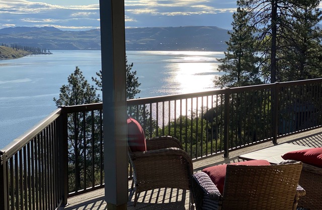 Stunning Lake Roosevelt views and accommodations from our Lincoln residence