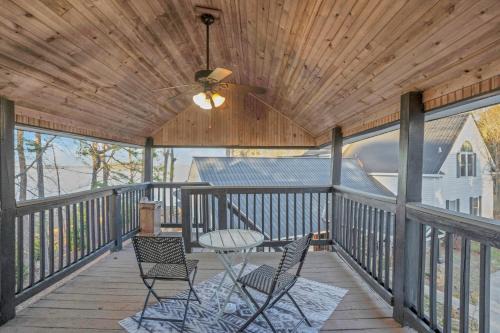 Stunning Lakefront Sanctuary: Your Perfect Getaway